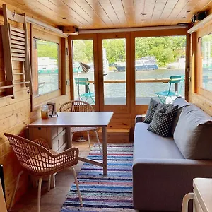  Botel Houseboat Ginger