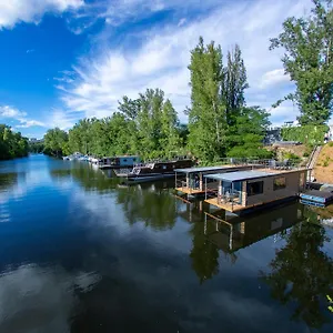 3* Botel Bay Houseboats