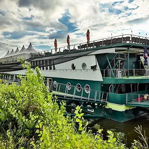 3* Botel Rohan Boat